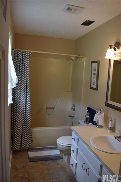 Property image 3 of 1757 Castlewood Court in Forest Ridge, Hickory, NC 28602