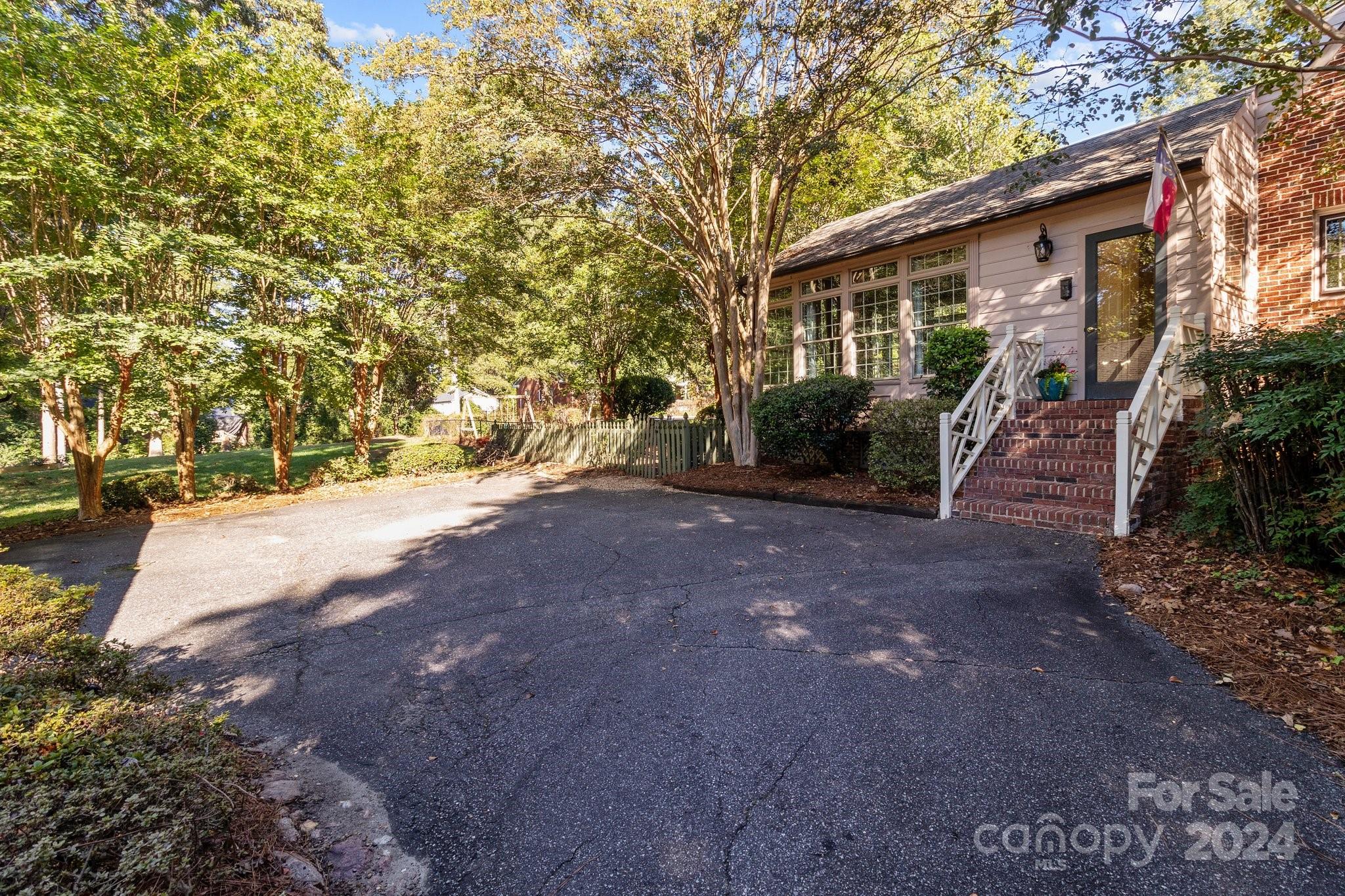 Property image 2 of 104 W Colonial Drive in Milford Hills, Salisbury, NC 28144