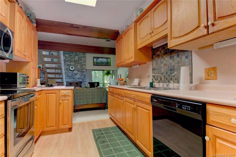 Property image 4 at 20 Lakemoor Lane, Hendersonville, NC 28739