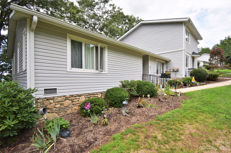 11 Hollybrook Drive