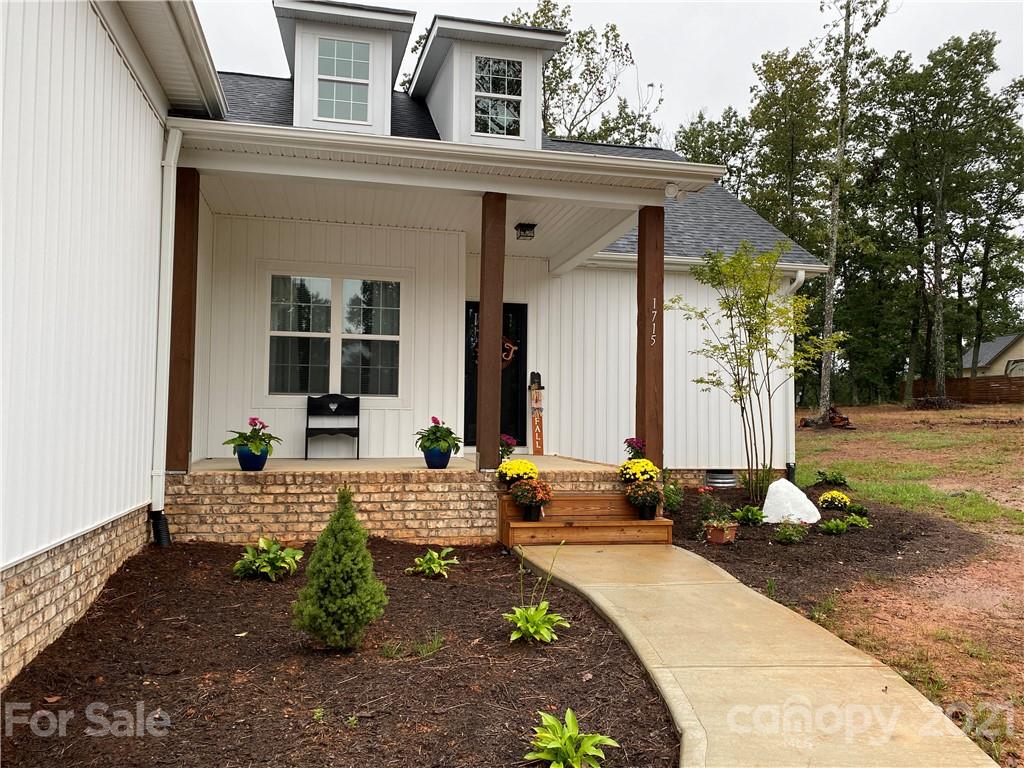 Property image 2 of 1715 Ivey Court in Ivey Ridge, Maiden, NC 28650