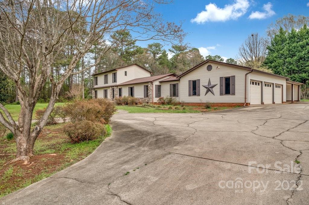 Property image 2 of 1688 Knightbridge Drive in Nottingham Estates, Newton, NC 28658
