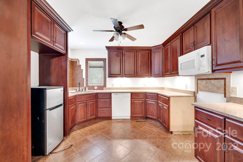 Property image 5 of 1688 Knightbridge Drive in Nottingham Estates, Newton, NC 28658