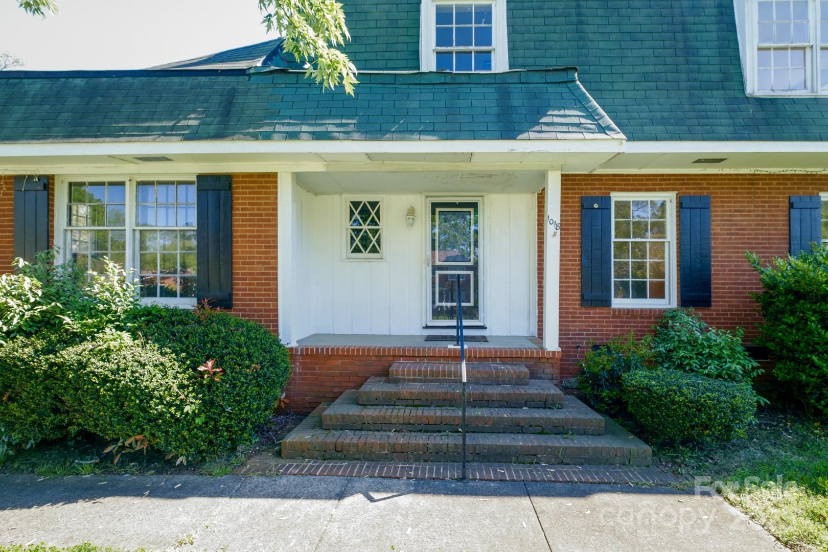 Property image 2 of 1018 Carysbrook Lane in Montclaire, Charlotte, NC 28217