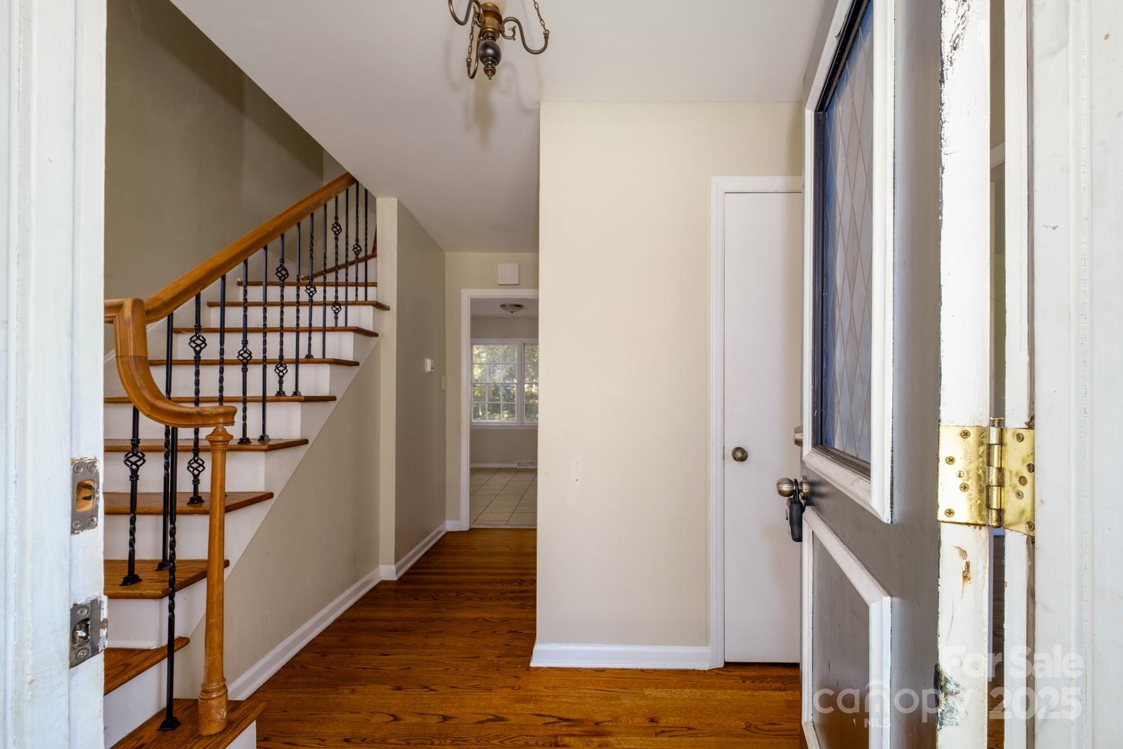 Property image 3 of 1018 Carysbrook Lane in Montclaire, Charlotte, NC 28217