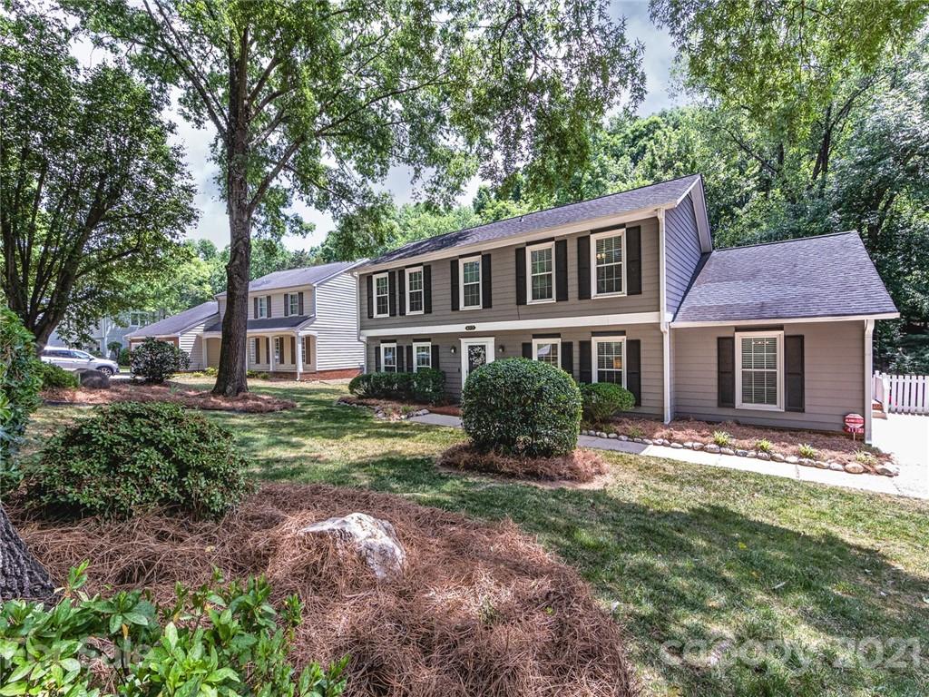 Property image 2 of 4112 Foxmoor Drive in Carmel Valley, Charlotte, NC 28226