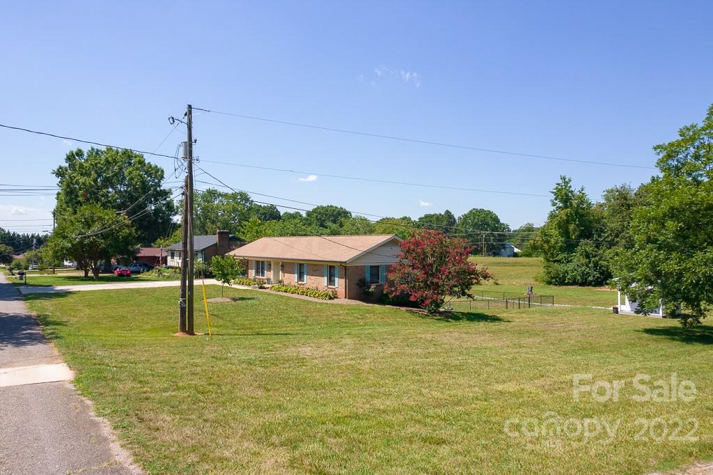 Property image 4 of 1373 Homestead Drive in Homestead, Hickory, NC 28602