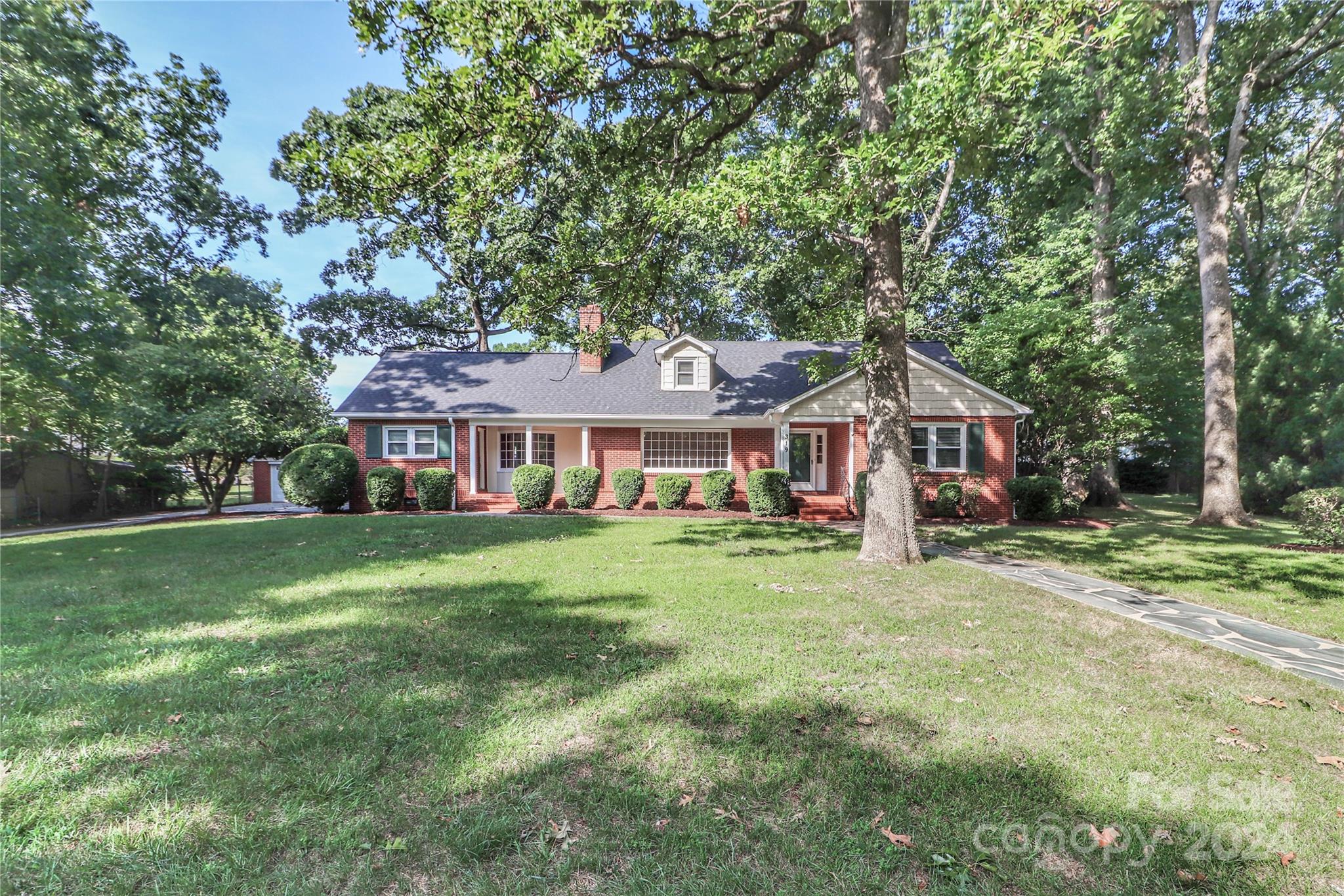 Property image 2 of 319 N Oakwood Drive in Park Grove, Statesville, NC 28677