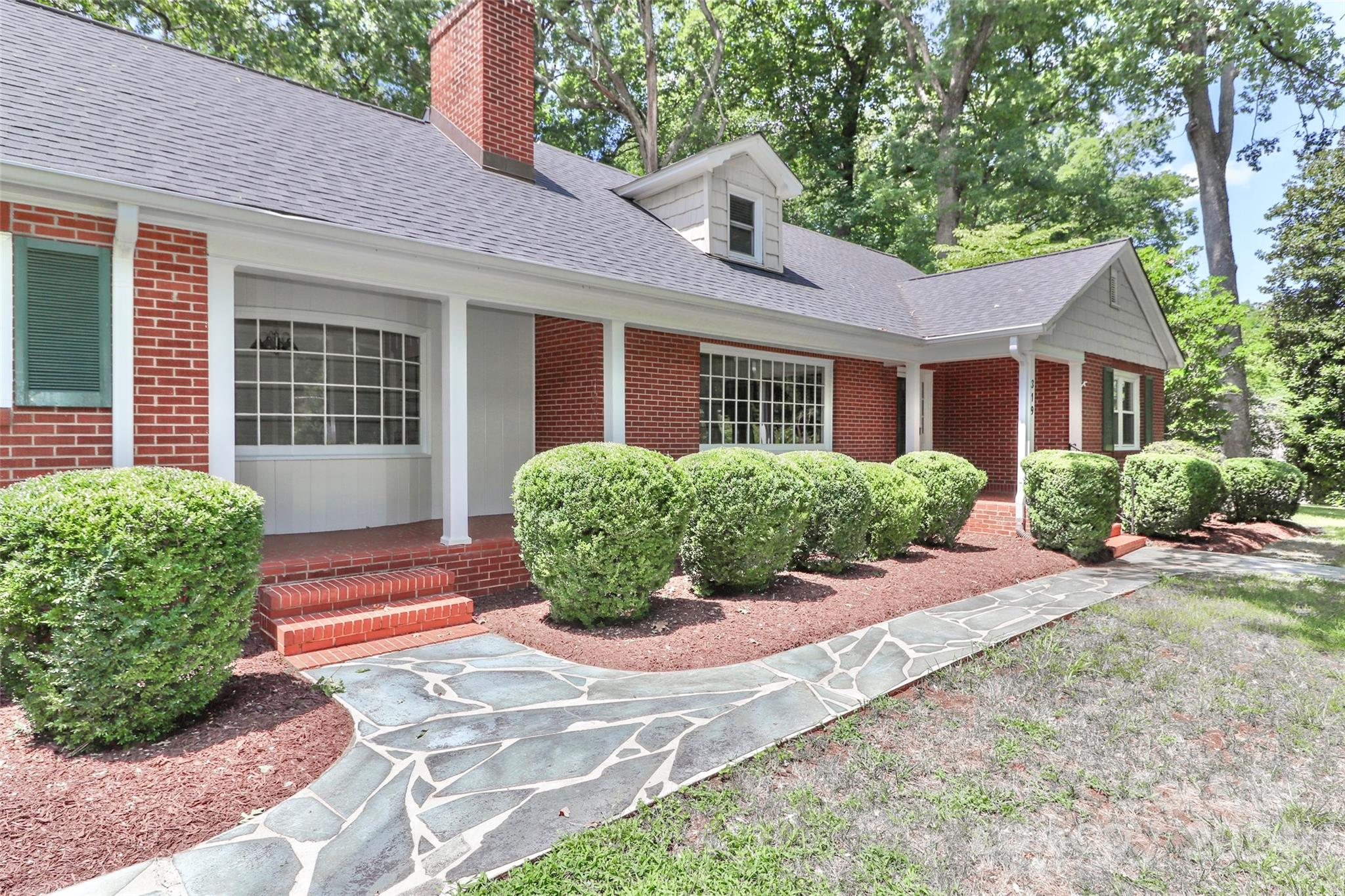 Property image 3 of 319 N Oakwood Drive in Park Grove, Statesville, NC 28677