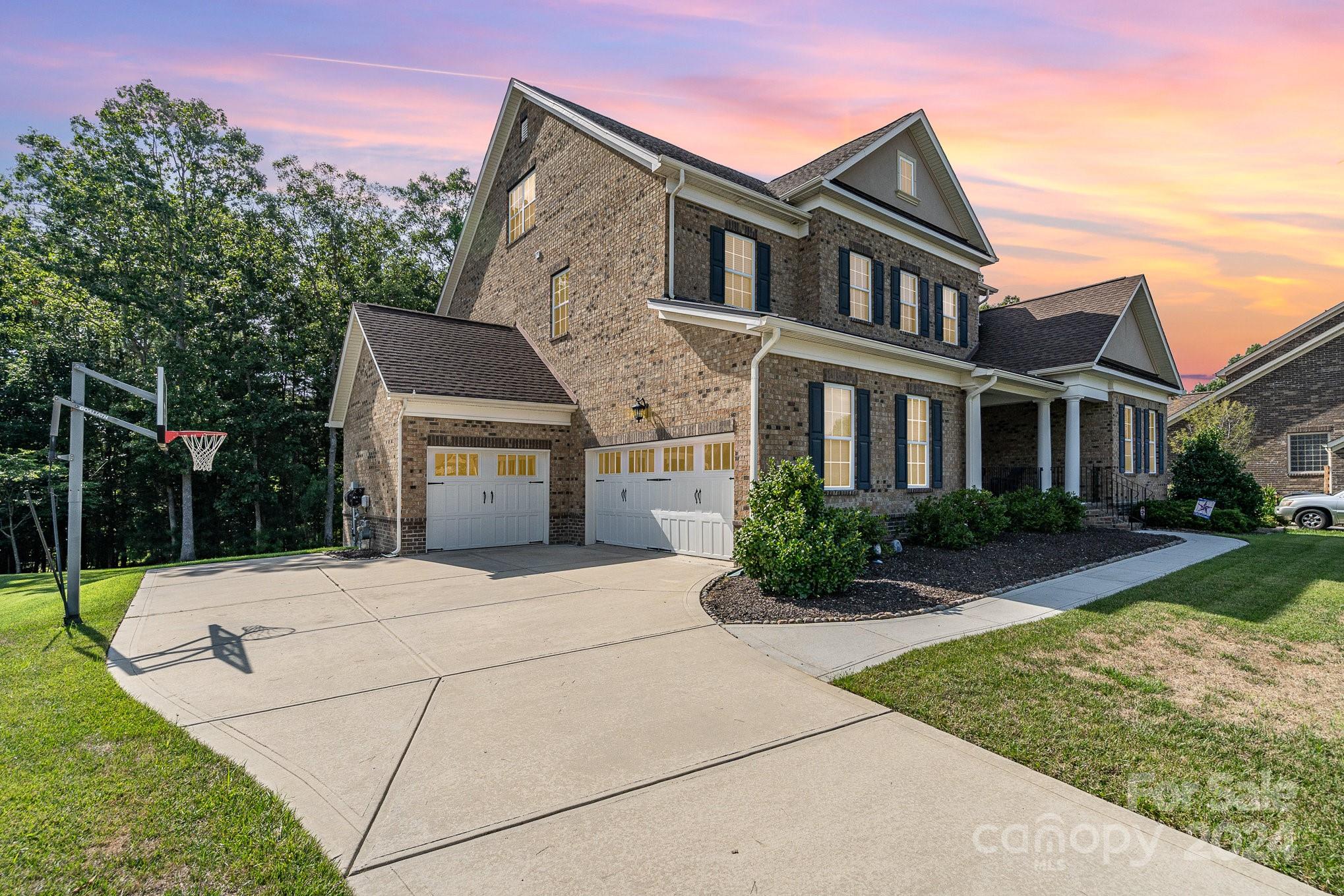 Property image 2 of 1402 Smoketree Court in Weddington Trace, Waxhaw, NC 28173