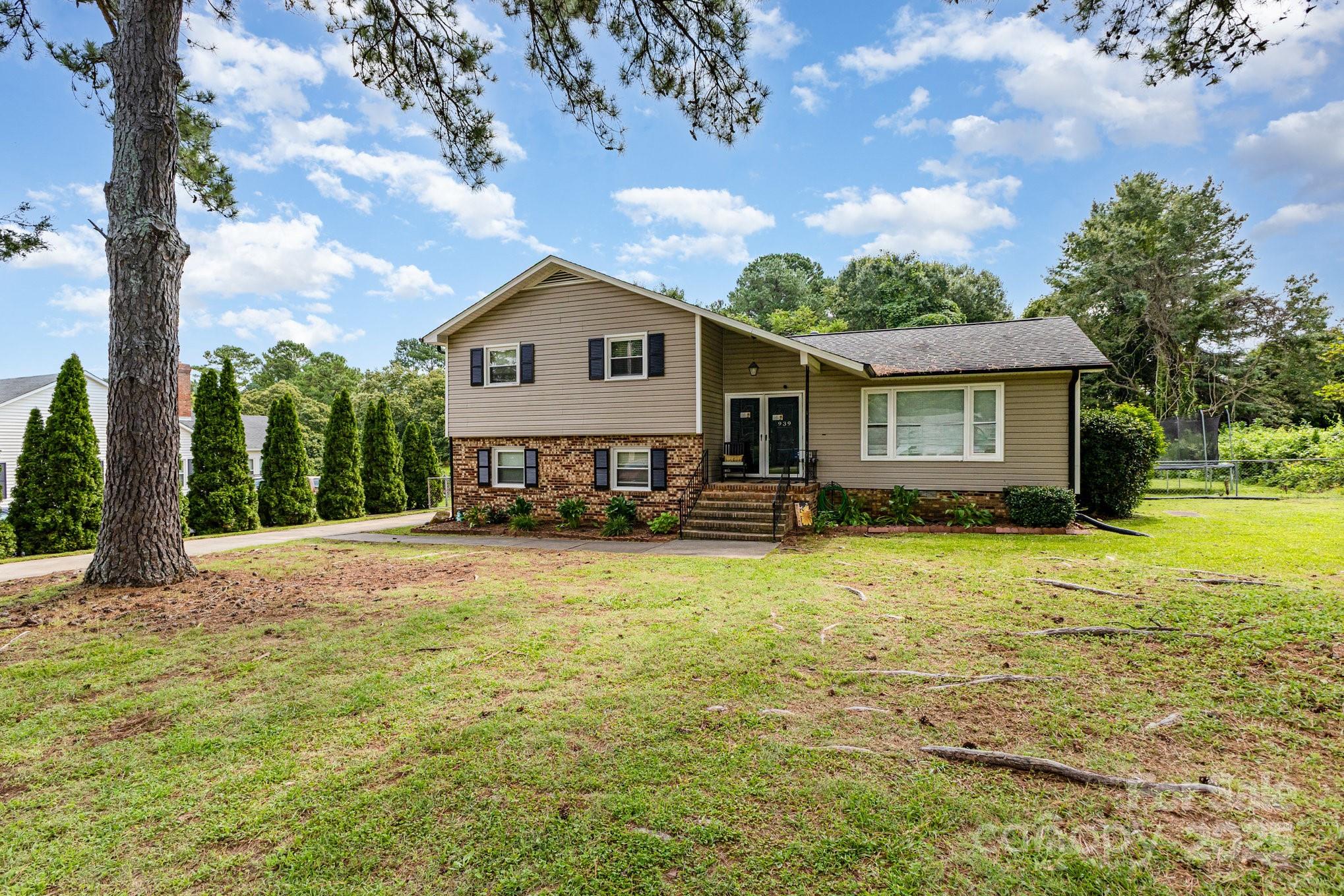Property image 2 of 939 Malotte Lane in Robinson Heights, Gastonia, NC 28054