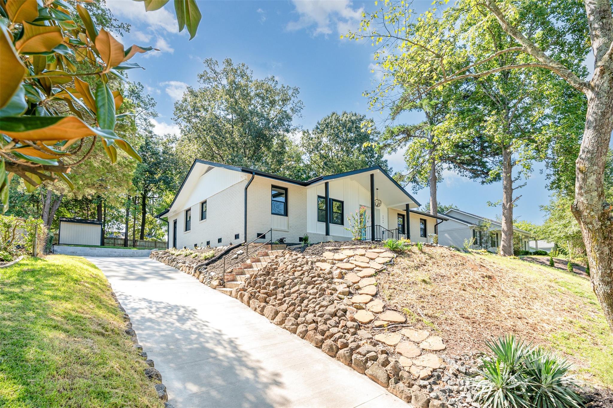 Property image 3 of 5624 Cherrycrest Lane in Montclaire, Charlotte, NC 28217