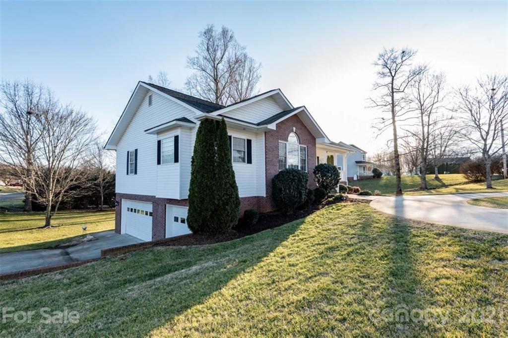 Property image 3 of 1110 Edgefield Lane in Walnut Creek, Newton, NC 28658