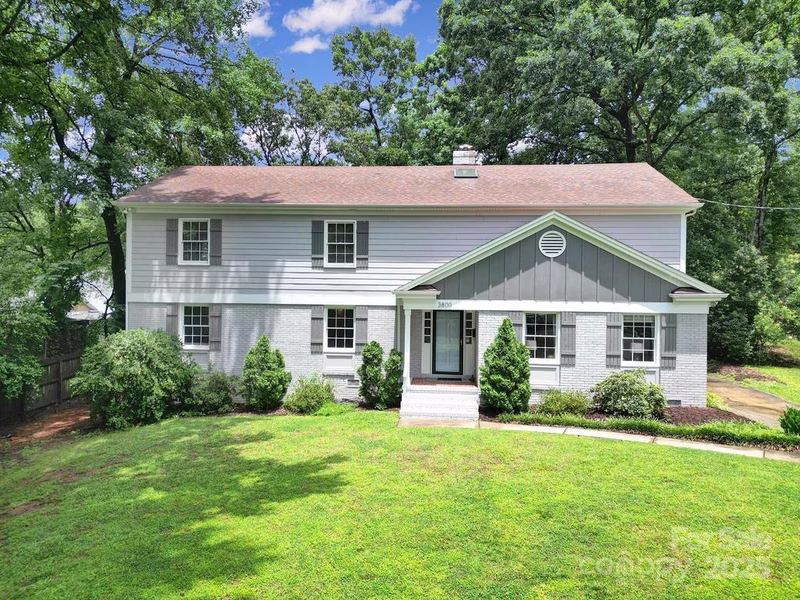 Beverly Woods, Charlotte Community