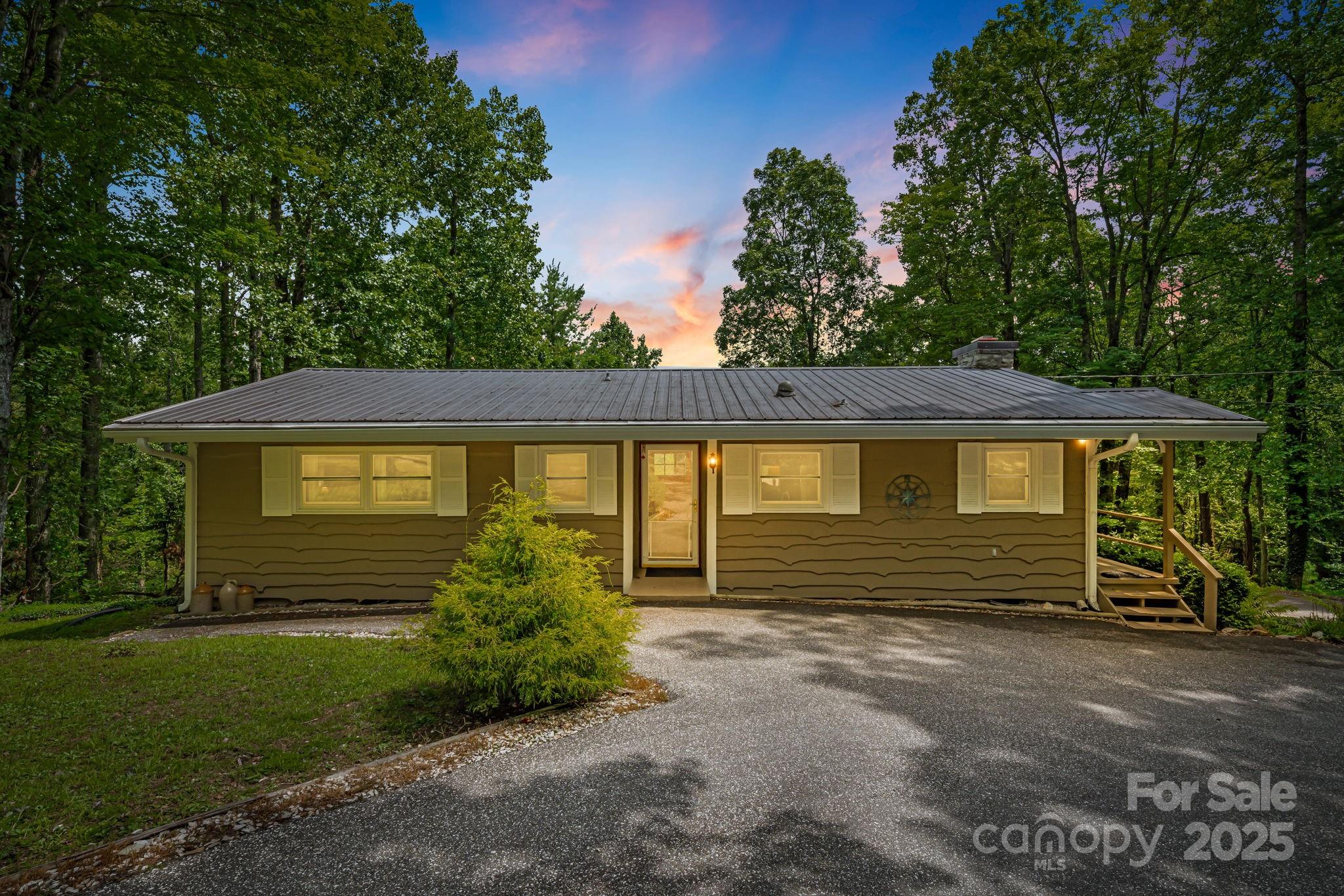 Property image 2 of 20 Ridgeview Road in Swiss Pine Lake, Spruce Pine, NC 28777