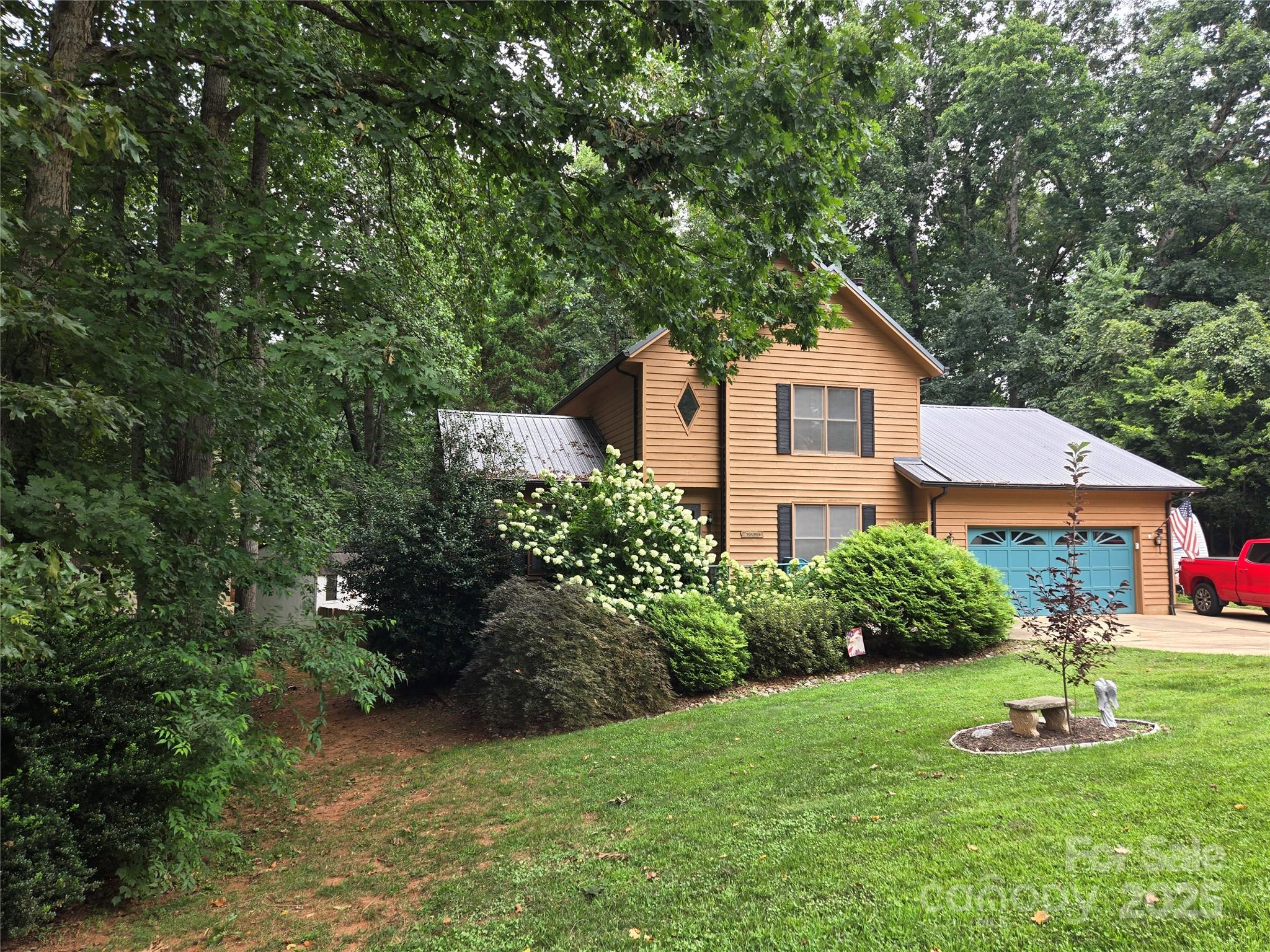 Property image 2 of 1100 Hidden Creek Court in Hidden Creek Estates, Hickory, NC 28602