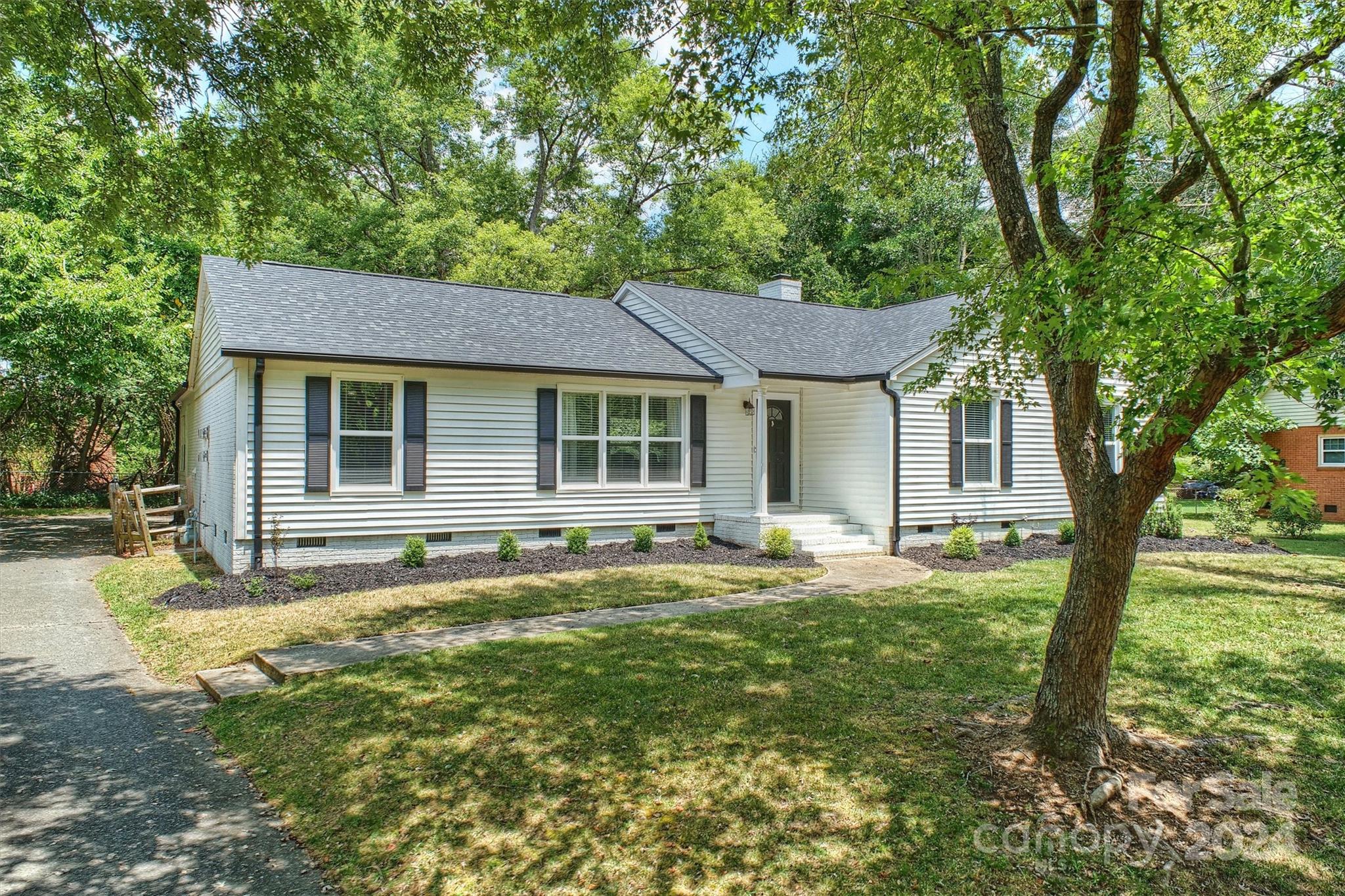 Property image 5 of 7736 Bedfordshire Drive in Olde Providence, Charlotte, NC 28226