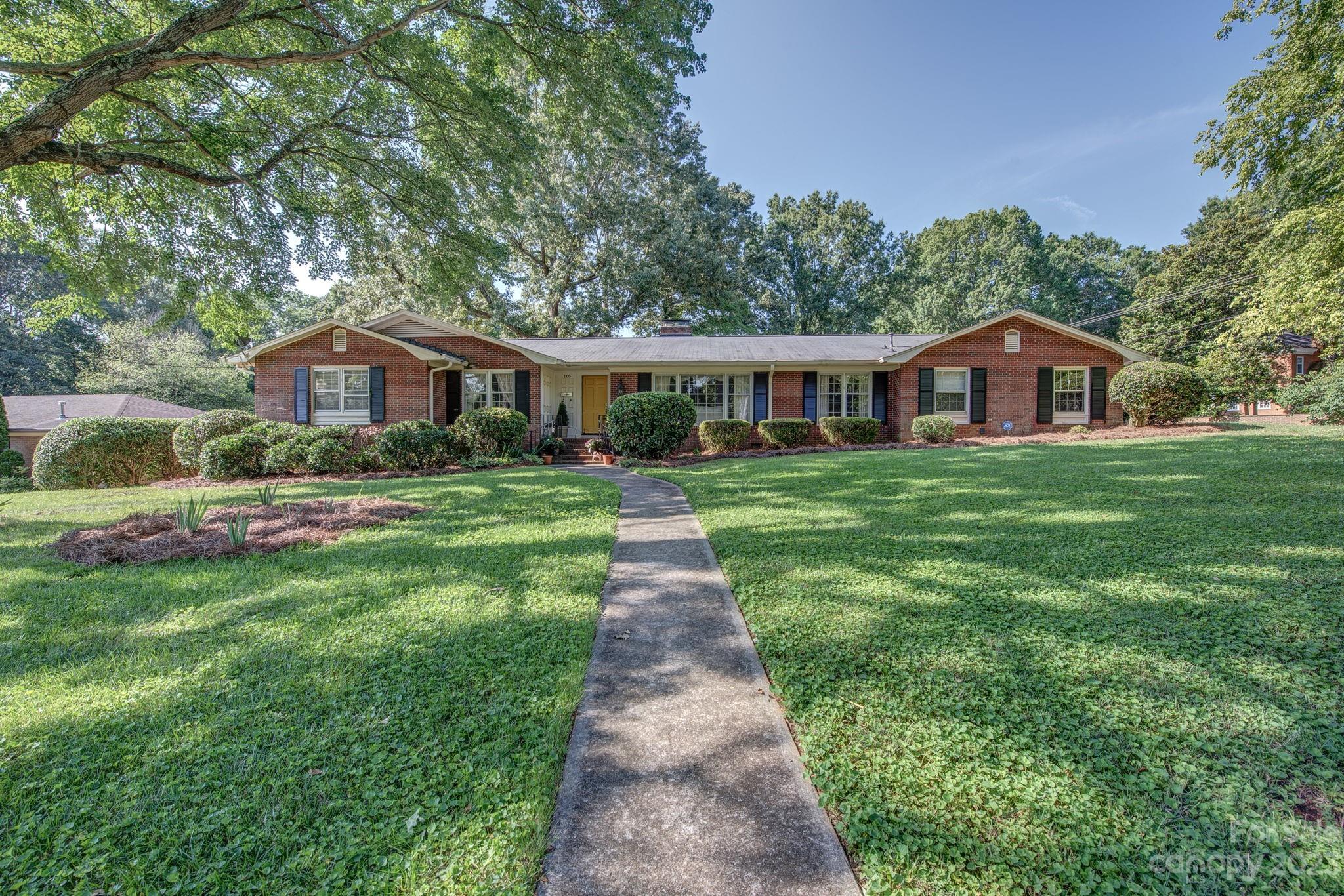 Property image 2 of 1105 Dumbarton Road in Sherwood Forest, Gastonia, NC 28054