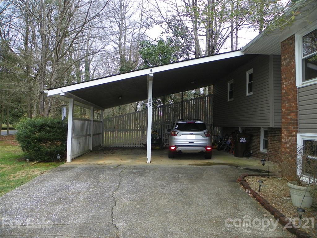Property image 3 of 1862 Glenheath Drive in Heatherwood, Hendersonville, NC 28791