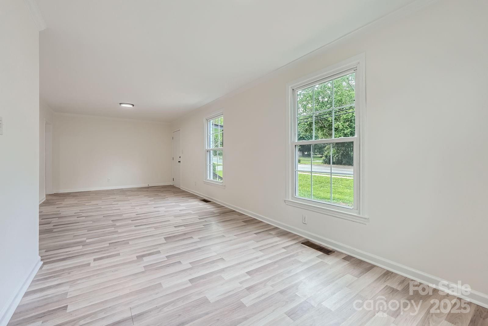 Property image 5 of 1224 E Woodlawn Road in Madison Park, Charlotte, NC 28209