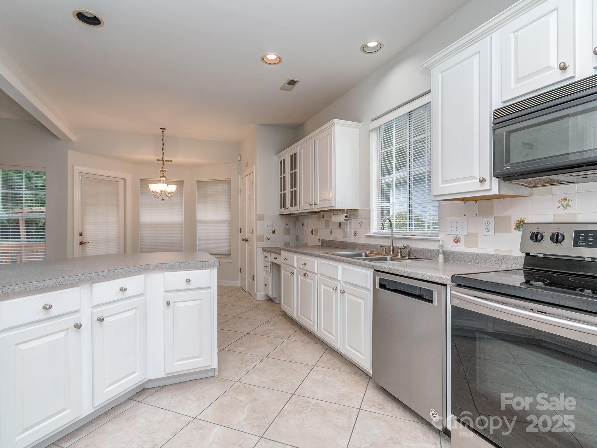Property image 3 of 6221 Caslon Court in Providence Commons, Charlotte, NC 28270