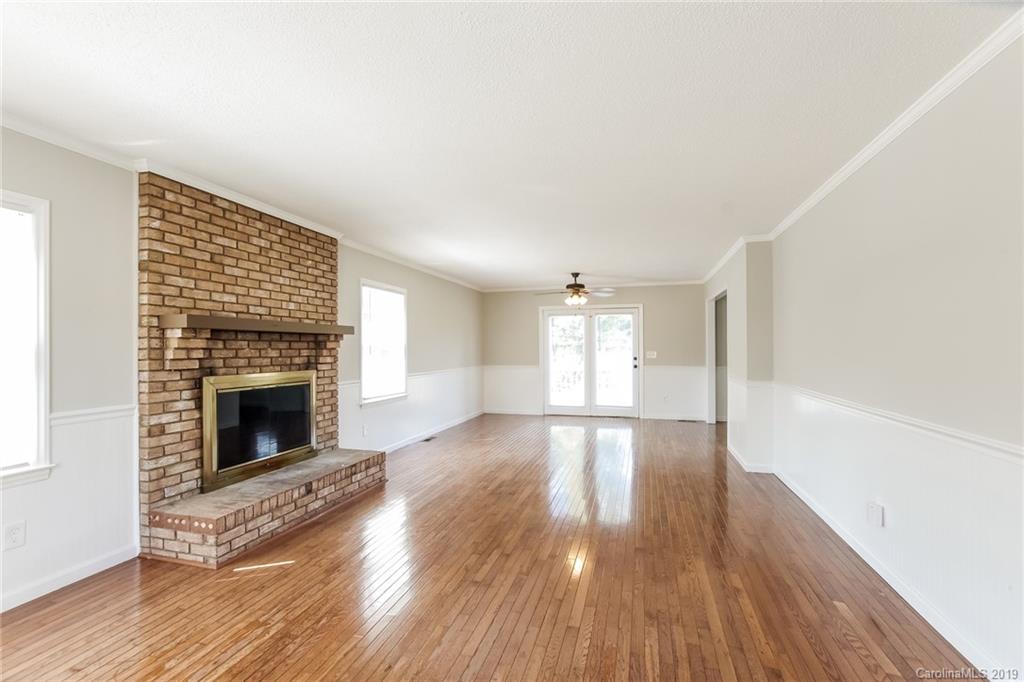 Property image 2 of 909 Ramblewood Lane in Forest Brook, Gastonia, NC 28056