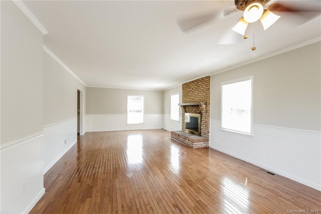 Property image 3 of 909 Ramblewood Lane in Forest Brook, Gastonia, NC 28056