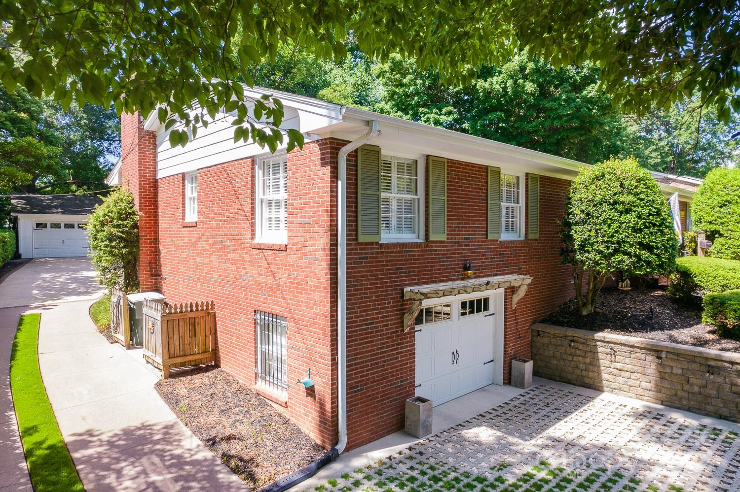 Property image 5 of 1131 Nottingham Drive in Sherwood Forest, Gastonia, NC 28054