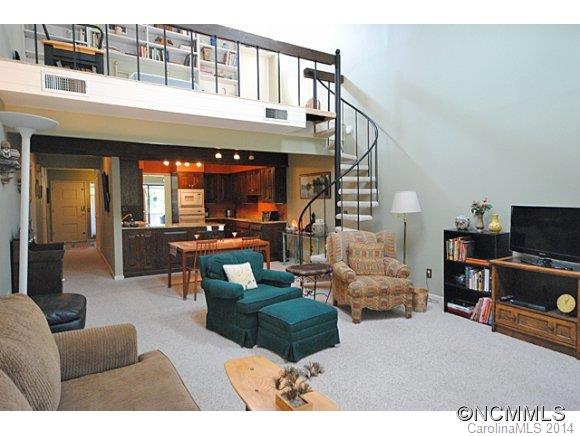 Property image 4 of 14 Lakemoor Ln in Lakemoor Village, Hendersonville, NC 28739