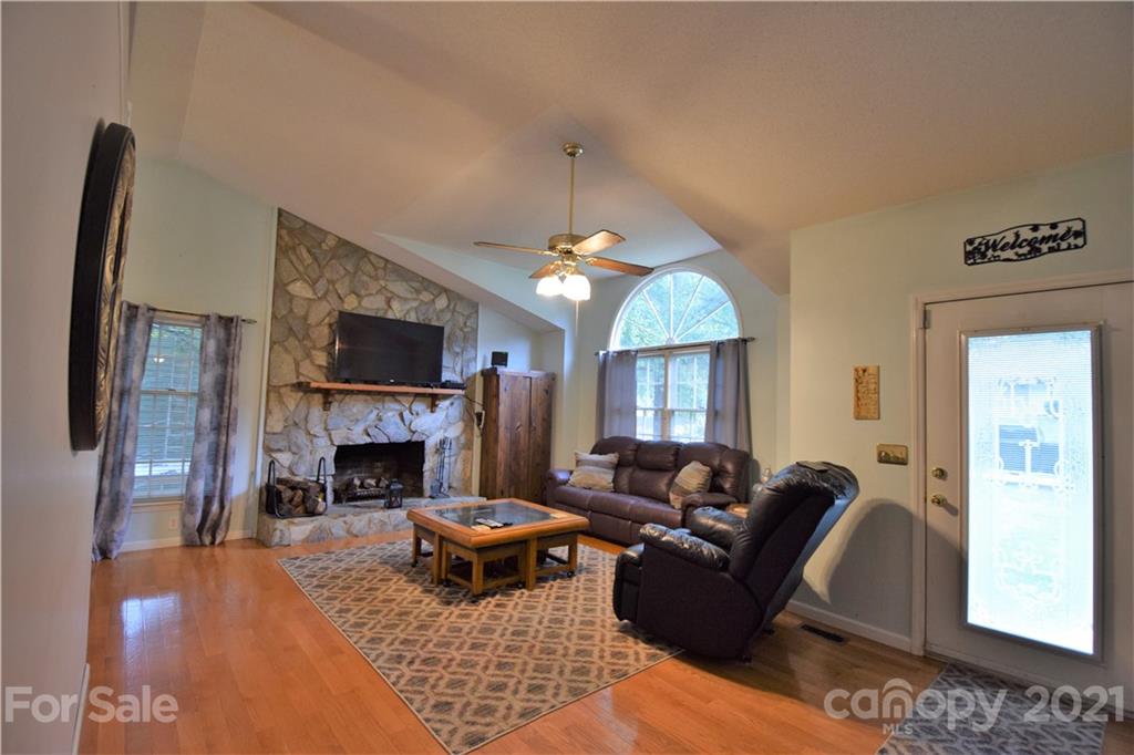 Property image 2 of 1163 Hidden Creek Circle in Hidden Creek Estates, Hickory, NC 28602