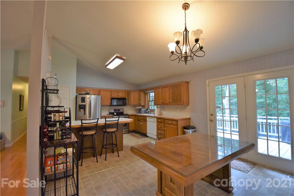 Property image 3 of 1163 Hidden Creek Circle in Hidden Creek Estates, Hickory, NC 28602
