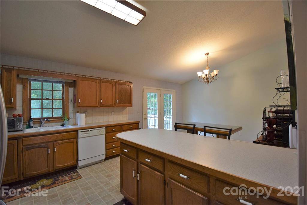 Property image 4 of 1163 Hidden Creek Circle in Hidden Creek Estates, Hickory, NC 28602