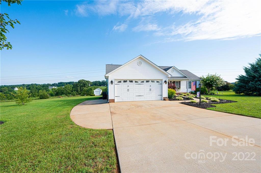 Property image 2 of 2208 Carriage Lane in Grandview Farms, Lincolnton, NC 28092