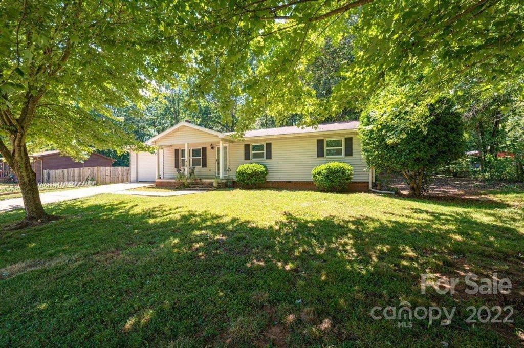 Property image 2 of 1505 Kings Road in Jamestowne, Hickory, NC 28602