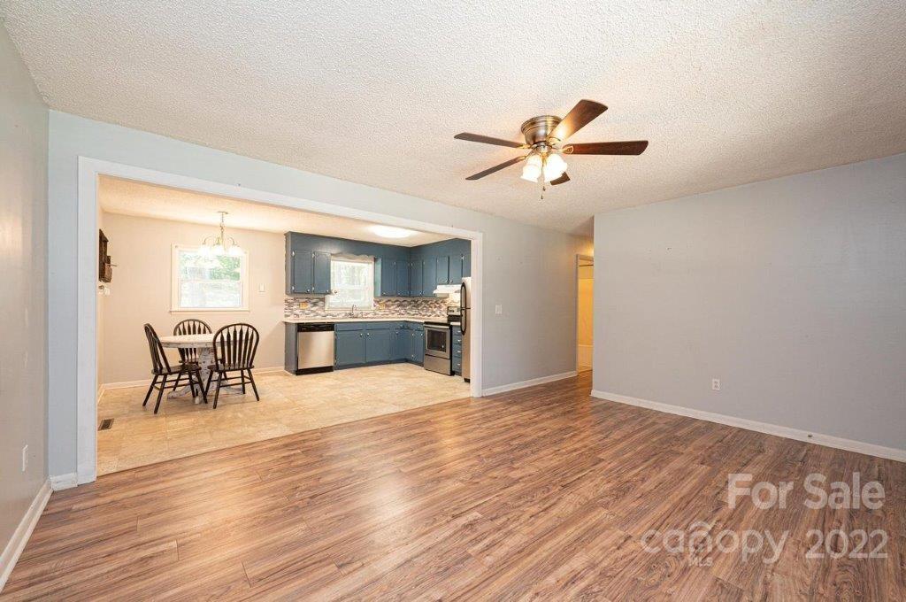 Property image 3 of 1505 Kings Road in Jamestowne, Hickory, NC 28602