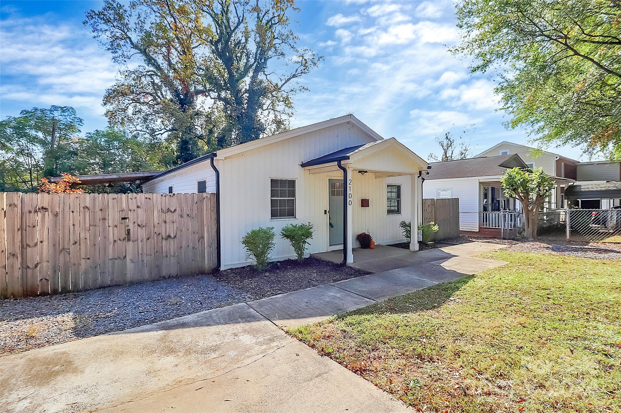 Property image 3 of 2100 Brewton Drive in Genesis Park, Charlotte, NC 28206