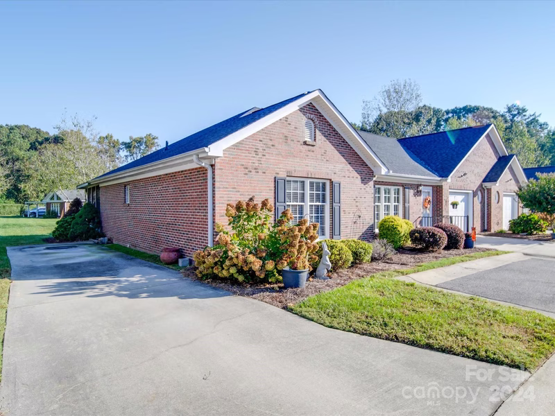 Property image 2 at 564 Royalty Court, Gastonia, NC 28054