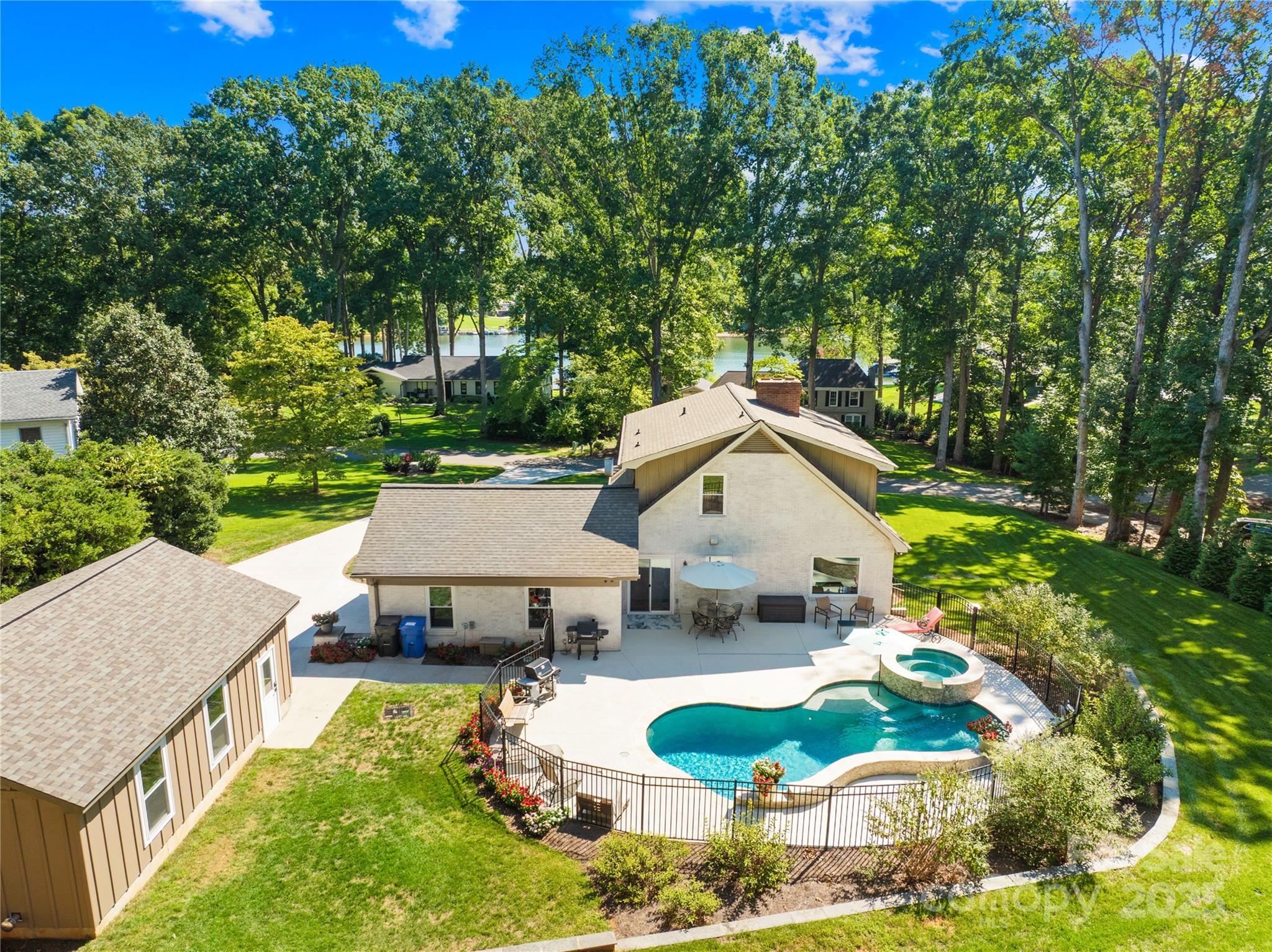 Property image 2 of 174 Woodstream Circle in Norman Woods, Mooresville, NC 28117