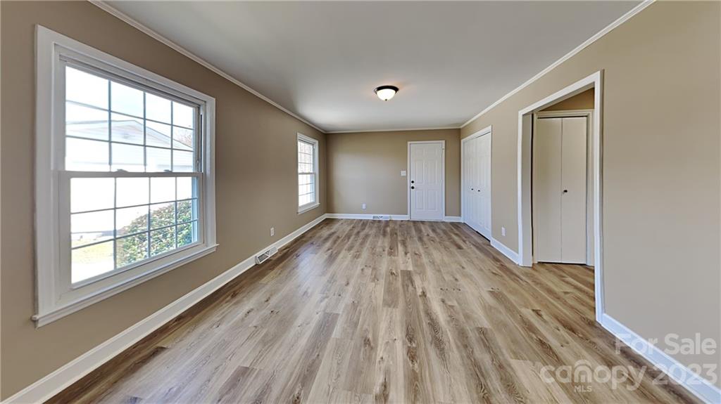 Property image 2 of 1209 Castlegate Drive in Kingswood, Gastonia, NC 28054