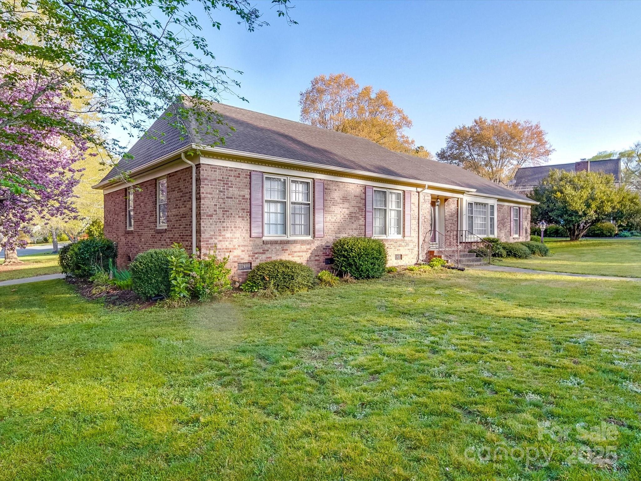 Property image 2 of 1604 Buckingham Avenue in Kingswood, Gastonia, NC 28054