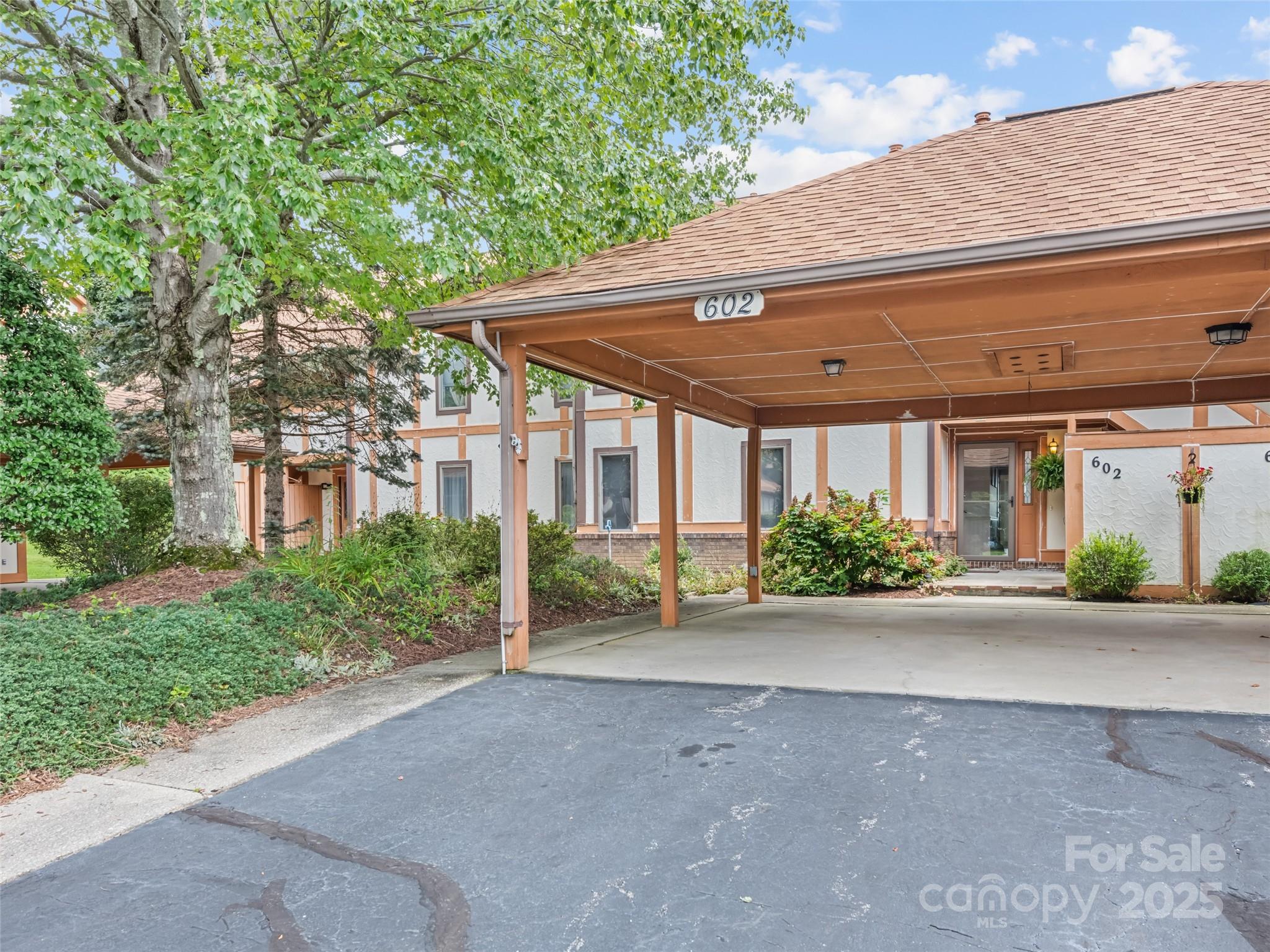 Property image 4 of 602 Fleetwood Plaza in Fleetwood Plaza, Hendersonville, NC 28739