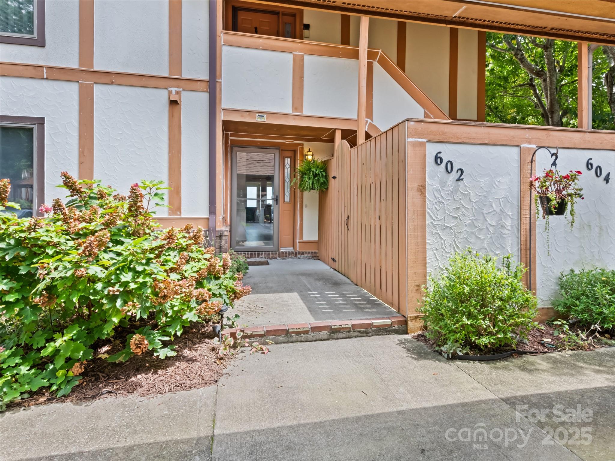 Property image 5 of 602 Fleetwood Plaza in Fleetwood Plaza, Hendersonville, NC 28739