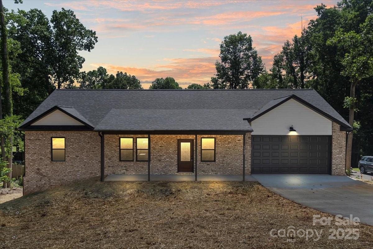 Property image 2 of 5526 Brookwood Lane in WoodRidge, Hickory, NC 28602