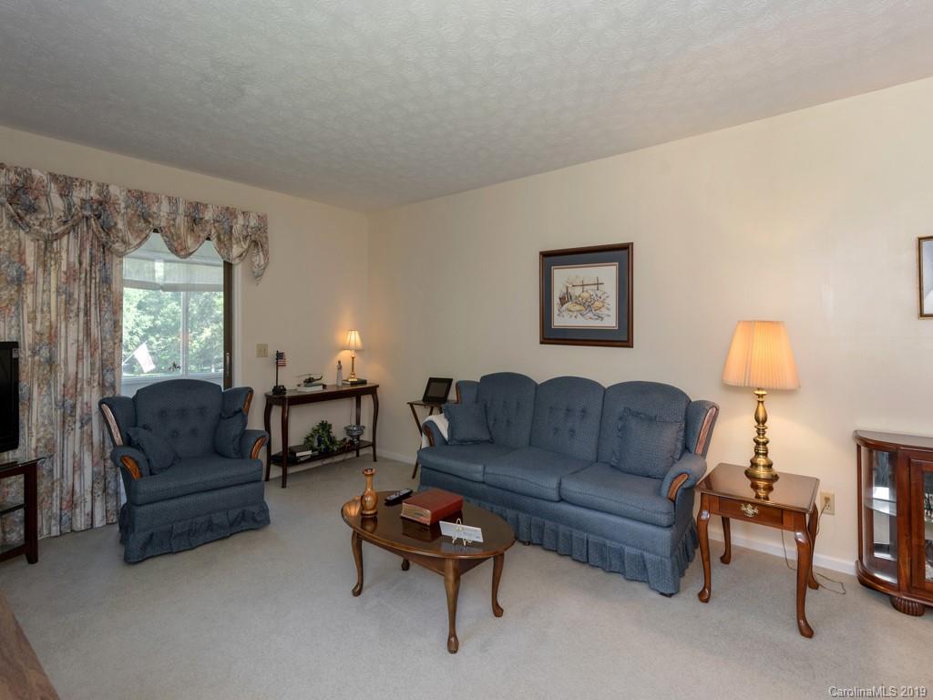 Property image 4 of 1542 Glenheath Drive in Heatherwood, Hendersonville, NC 28791