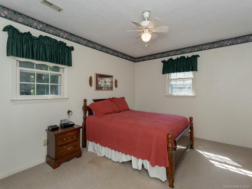 Property image 5 of 1542 Glenheath Drive in Heatherwood, Hendersonville, NC 28791