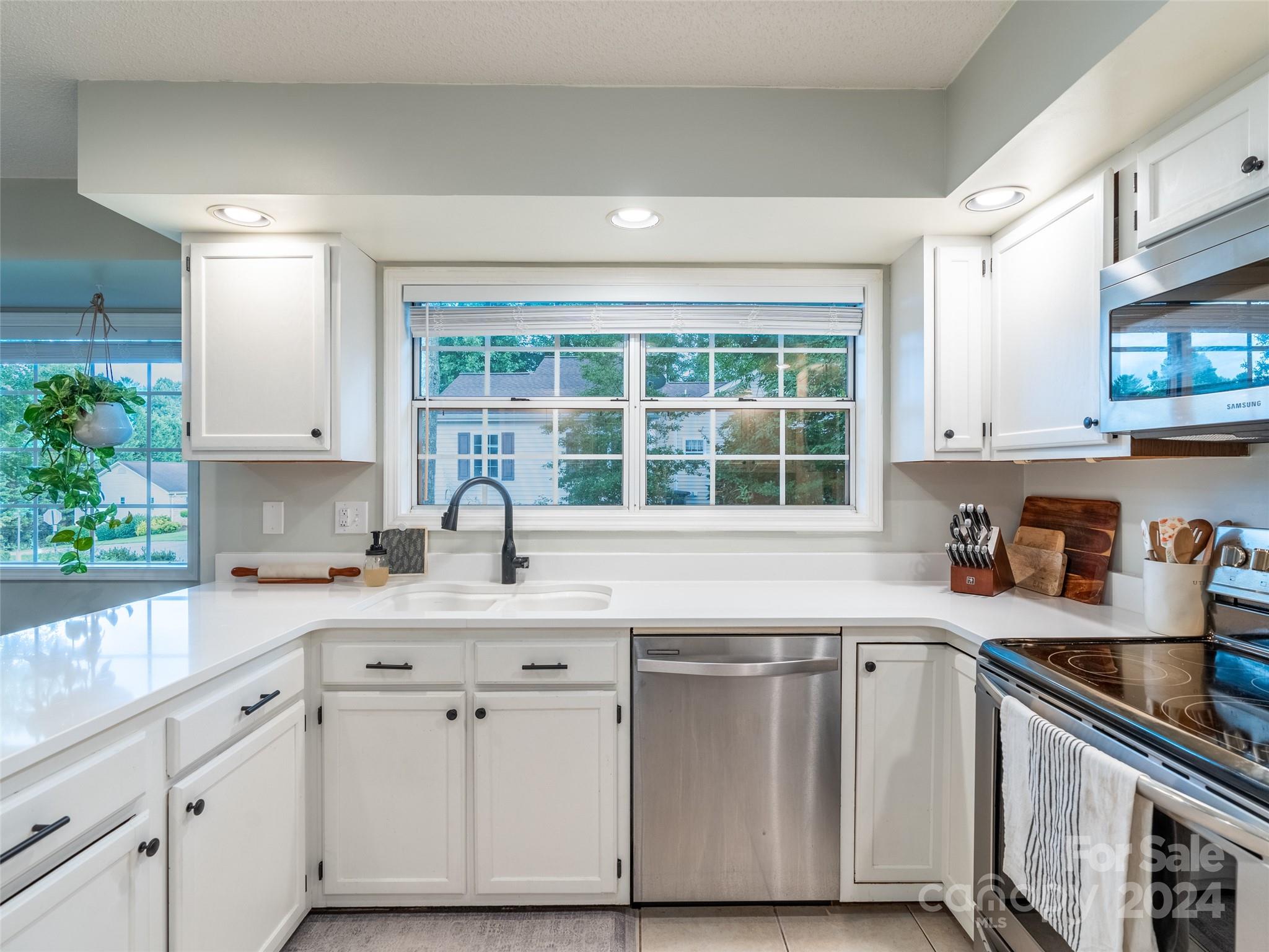 Property image 5 of 27 St Andrews Drive in Etowahs Reach, Etowah, NC 28729