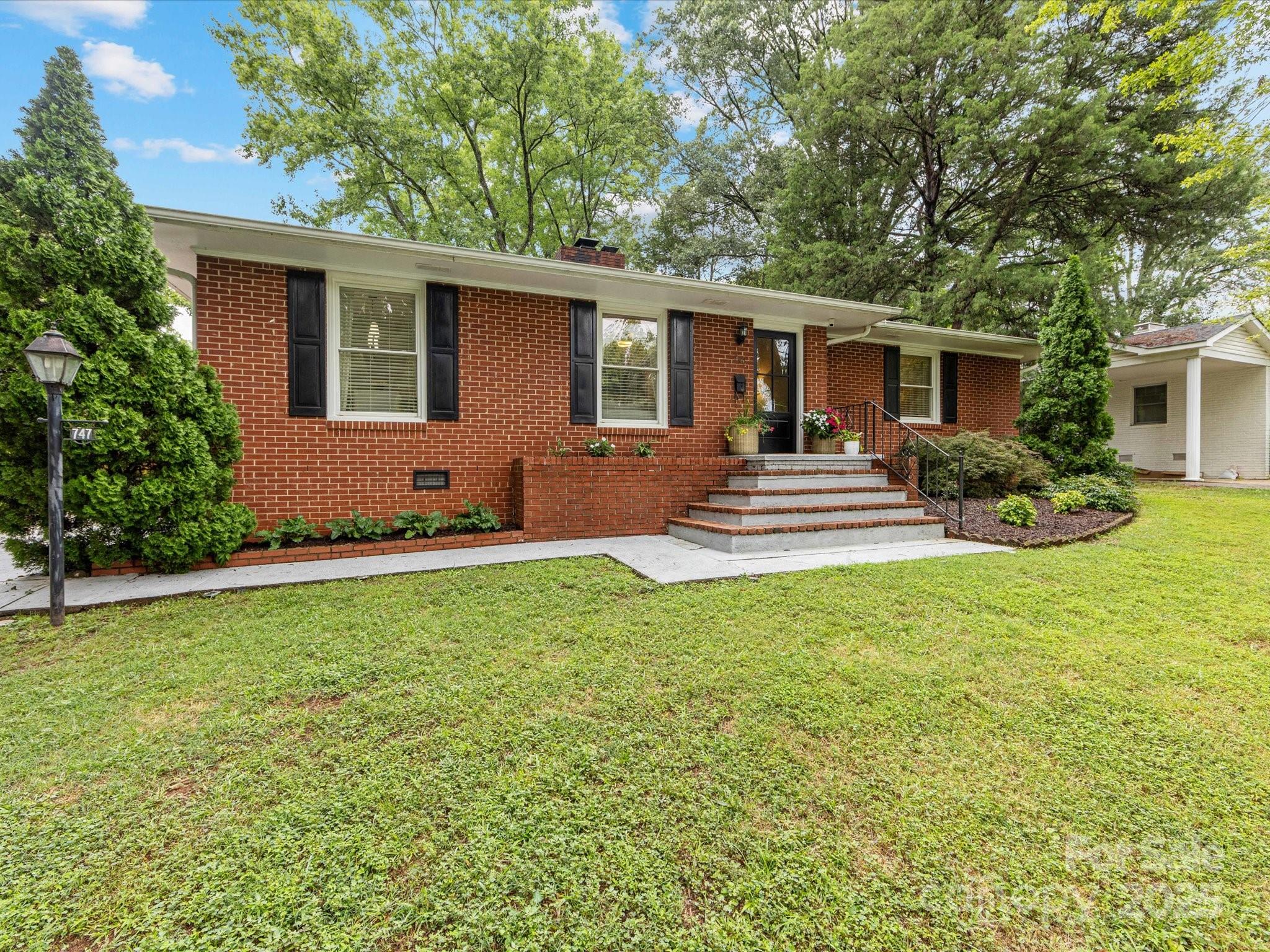Property image 3 of 747 Brockbank Road in Madison Park, Charlotte, NC 28209