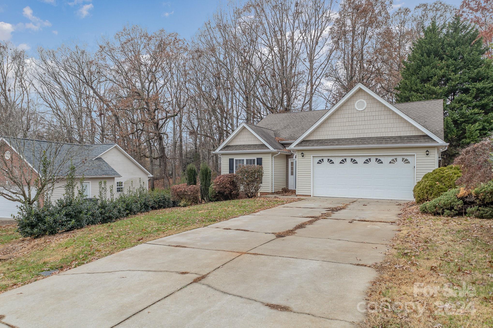 Property image 2 of 1824 Pipers Ridge Circle in Pipers Ridge, Conover, NC 28613