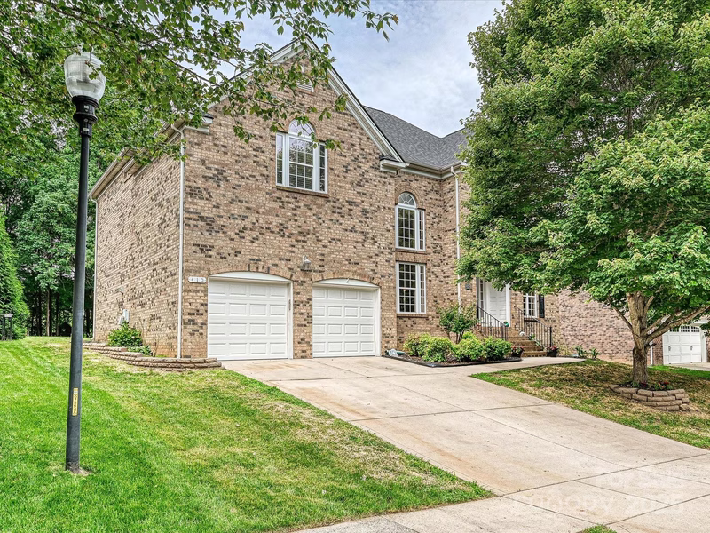 Hollister, Waxhaw Community
