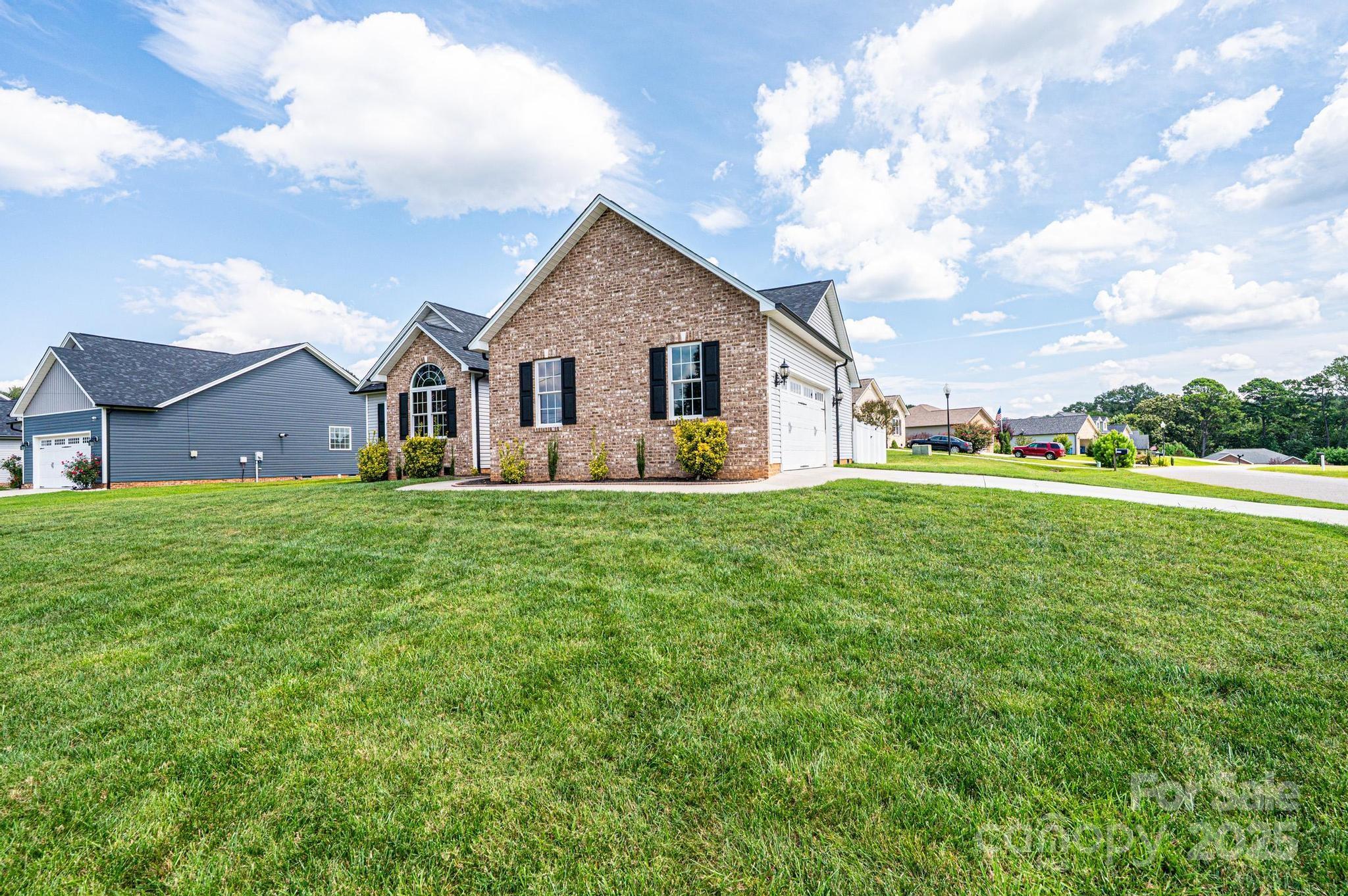 Property image 3 of 207 S 5th Avenue in Temple Heights, Maiden, NC 28650
